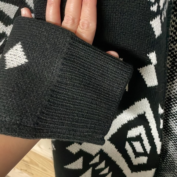 Blue Buttercup size large black and white Aztec cardigan with pockets - Picture 3 of 9